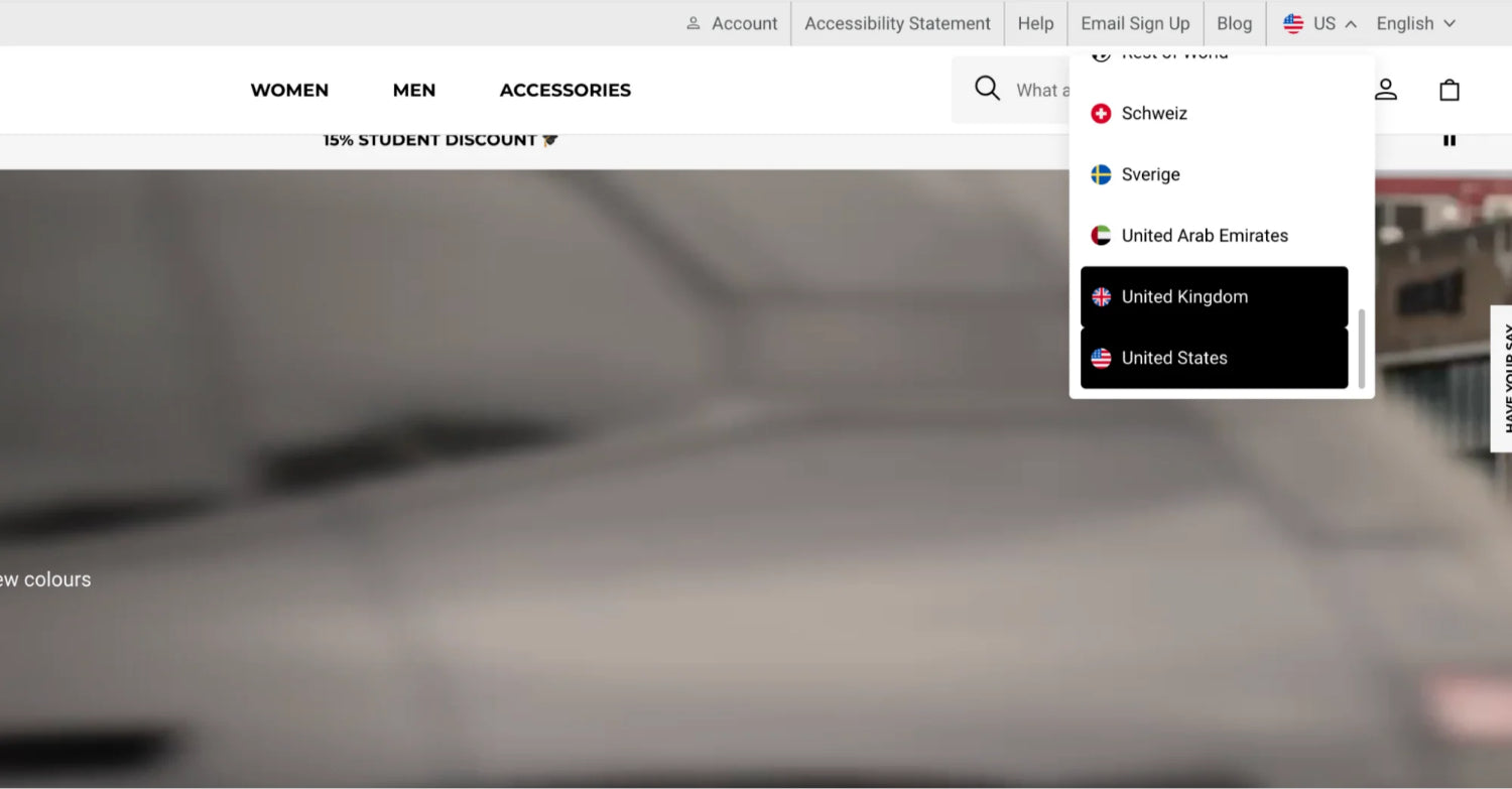 Rullemenu med landevalg viser Schweiz, Sverige, UAE, Storbritannien og USA på tøjwebside.