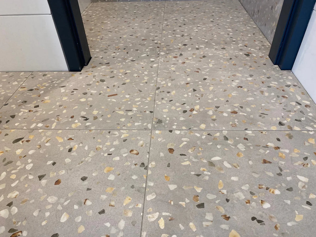 Terrazzo-Optik grau