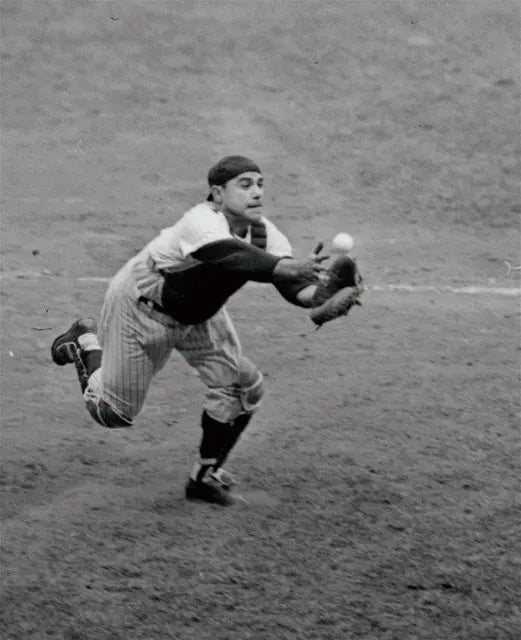 Bild eines Baseballspielers aus den 1940er Jahren mit umgedrehtem Cap.