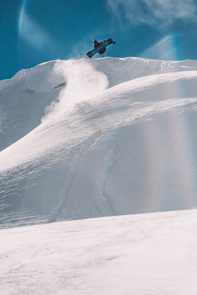 Mat Schaer mit einem Sprung mit seinem Splitboard