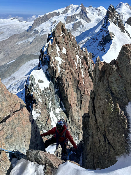 Andy klettert mit dem Monte Rosa Massiv im Rücken