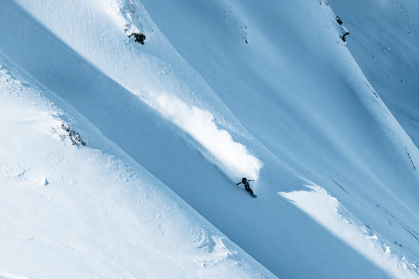 Elena Könz macht einem Turn im Pulverschnee.