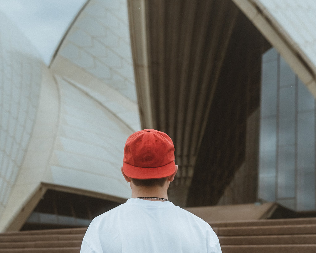 Model mit dem 6 Panel Cap von hä? wear