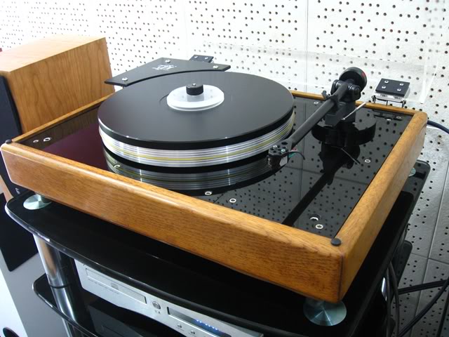 VPI's first turntable, the HW-19