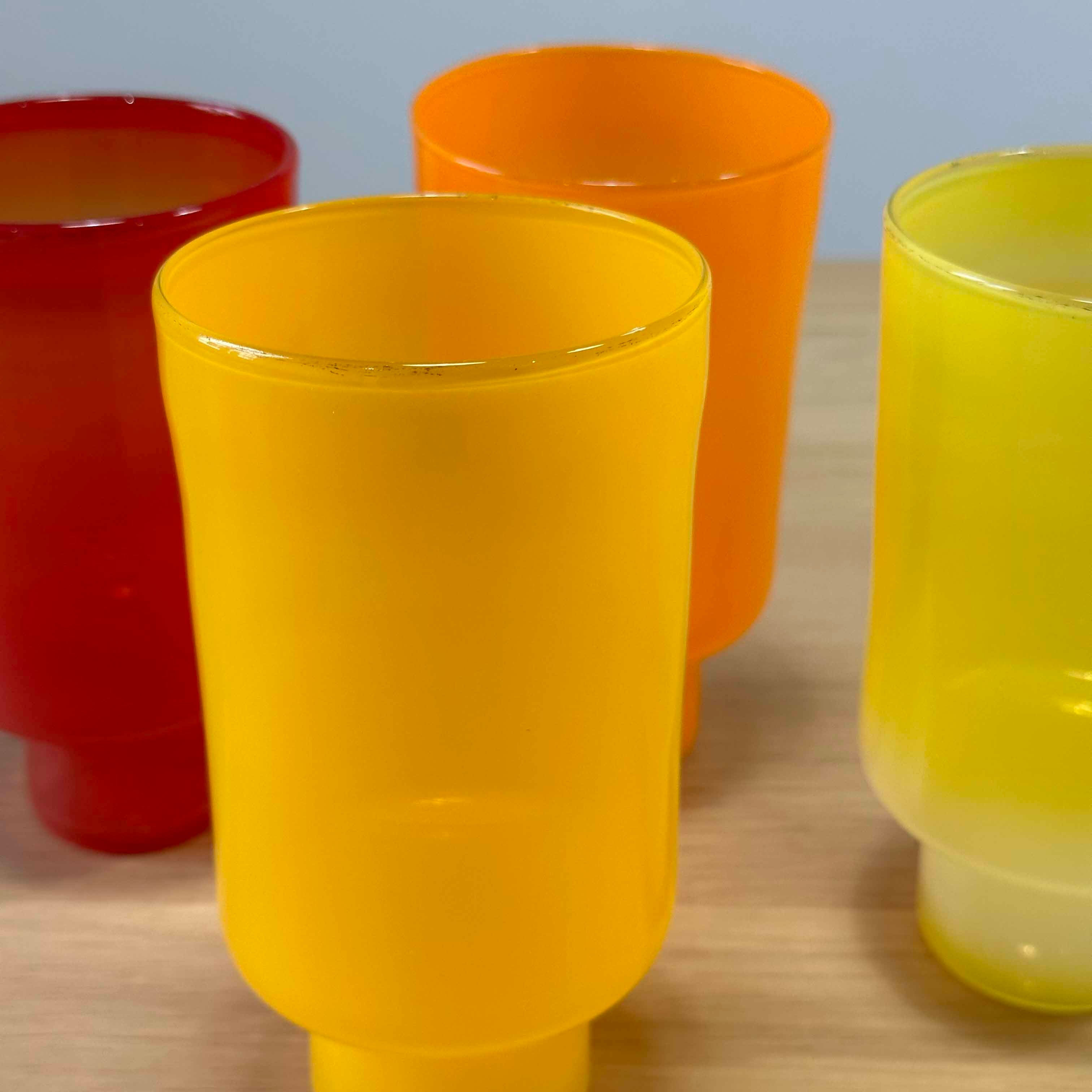 Gobelets colorés en verre soufflé de Pierrot Dorémus