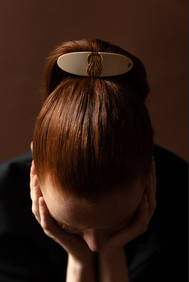 Femme rousse portant une barrette à cheveux en queue de cheval Mauliébris Paris