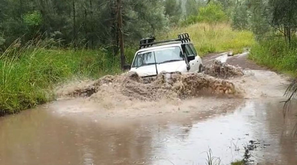 4 WHEEL DRIVE GOING THROUGH DEEP MUDDY WATER