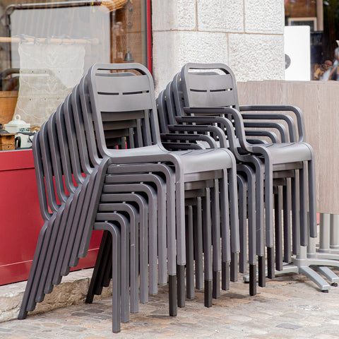 Stacking ability is an important function of outdoor dining chairs