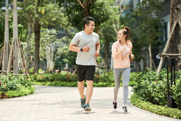 Couple jogging in park. Image by Freepik
