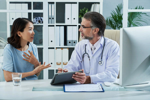 Woman consulting a doctor for kidney problems. Image by Freepik