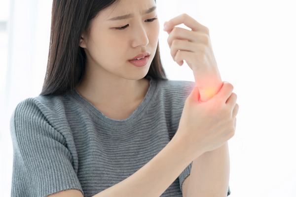 Conditions like pseudogout, rheumatoid arthritis, osteoarthritis, septic arthritis, and bursitis share symptoms with gout but have distinct causes and treatments.