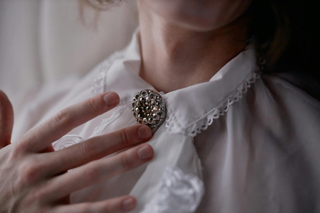 Vintage Brooch on the Dress Collar - Kiralala.com