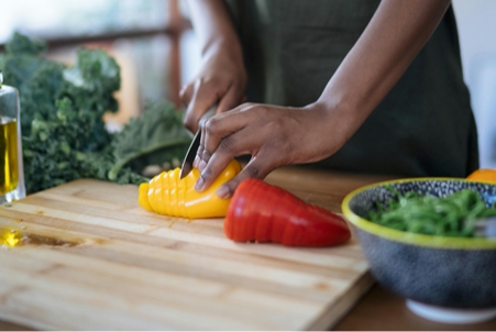 cortando verduras en tabla de madera