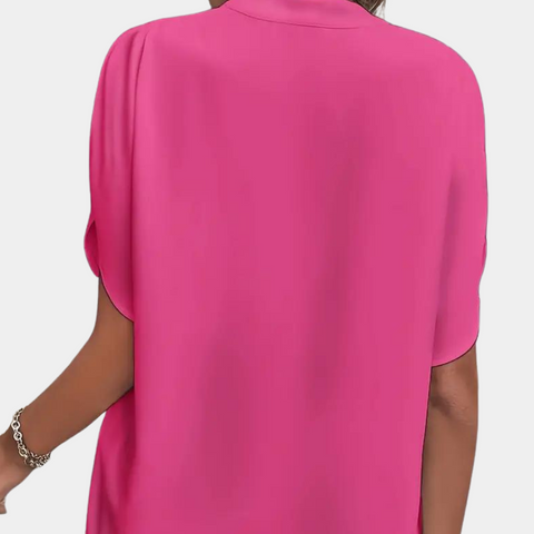 Achterkant roze effen dames blouse met v-hals en korte mouw