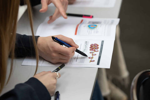 prise de note en cours, cahier avec des schémas et dessins