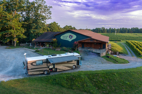 harvest host round peak vinyards