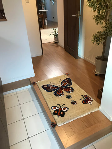 美しい蝶々のアートデザインギャッベ（ギャベ）の玄関マット