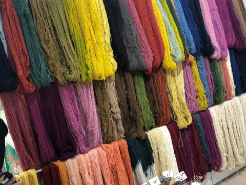 伝統的な天然染料と草木染めで染められたギャッベラグの糸