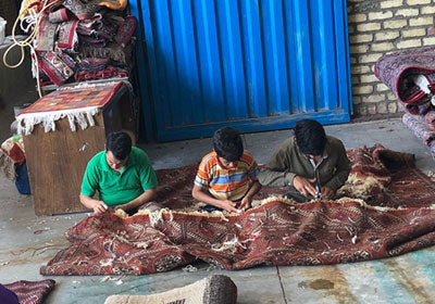 イランのじゅたん職人の仕上げの作業の様子