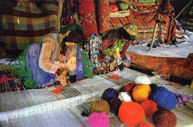 アートギャッベを織るカシュガイ族の女性イラン
