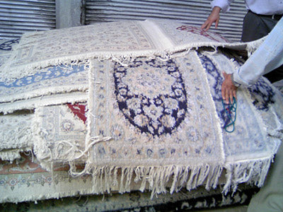 当社が発注した絨毯がナインから直送されて到着したところ。