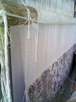 織っている最中のイスファハンのペルシャ絨毯