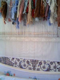 織っている最中のイスファハンのペルシャ絨毯