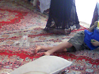 イランのじゅうたんの上でくつろぐ子供