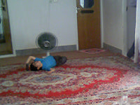 イランのじゅうたんの上でくつろぐ子供