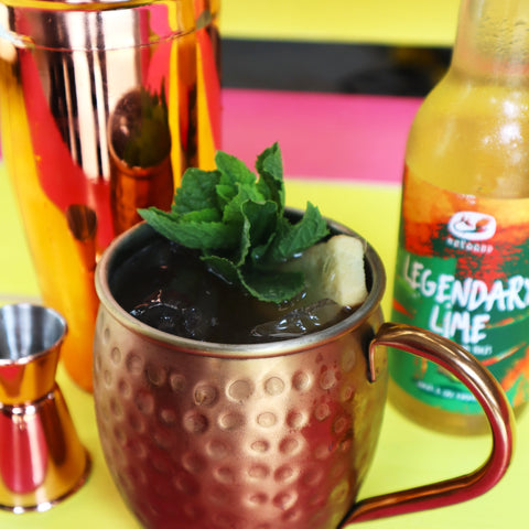 Een Dutch Mule kombucha cocktail met Legendary Lime kombucha, munt en gember