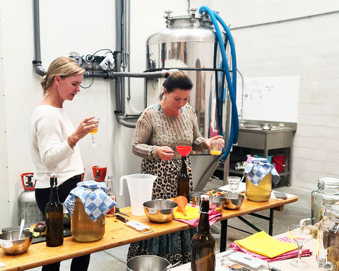 Kombucha wordt gemaakt door twee dames in de brouwerij van Untamed Kombucha