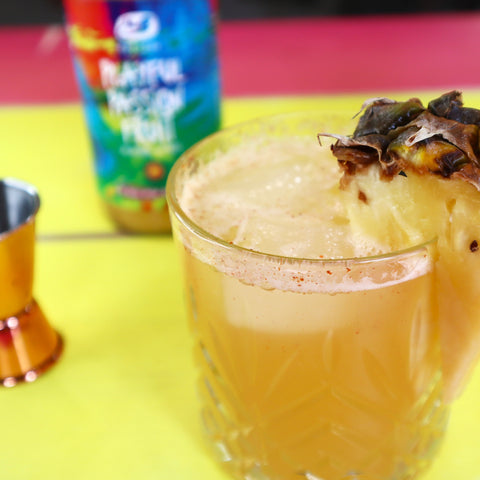 Een Spicy Wife kombucha cocktail met playful passion fruit kombucha en ananas