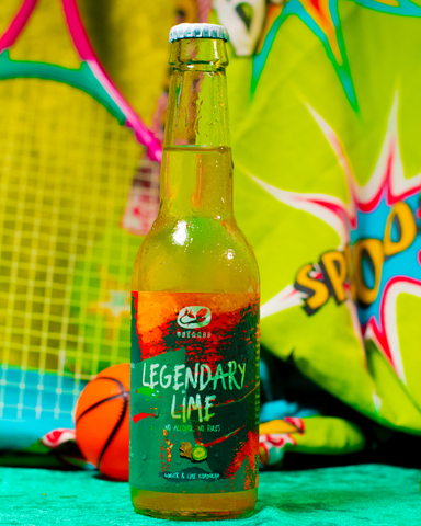 Legendary Lime Kombucha van Untamed Kombucha met op de achtergrond een tennisracket