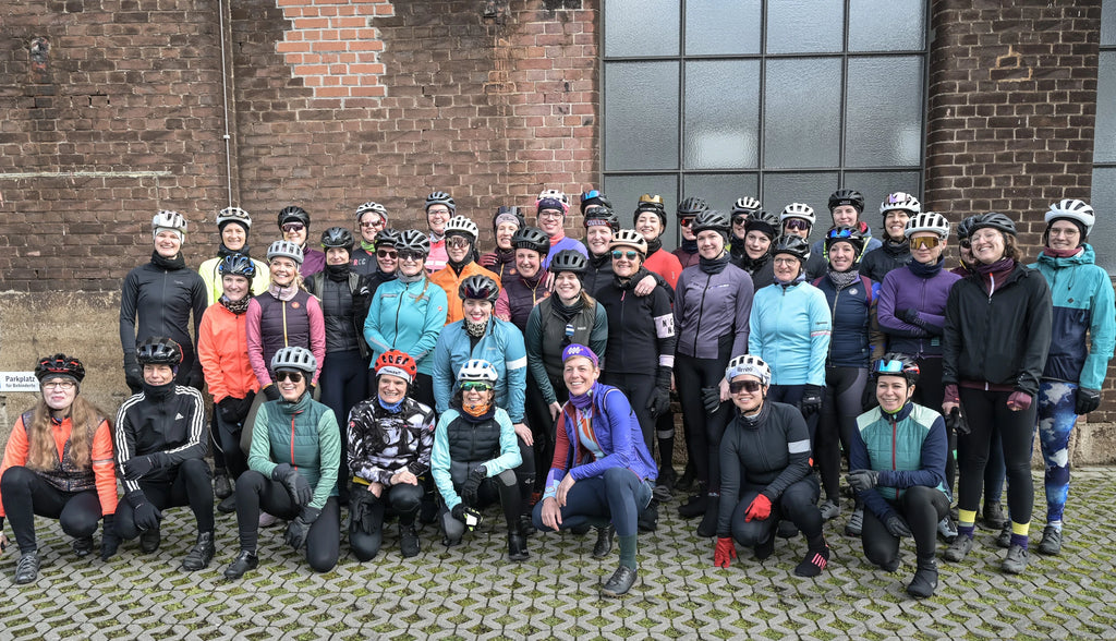 Frauenbewegung Rennrad Schicke Mütze IRIS Cyclingworld 2023 Düsseldorf