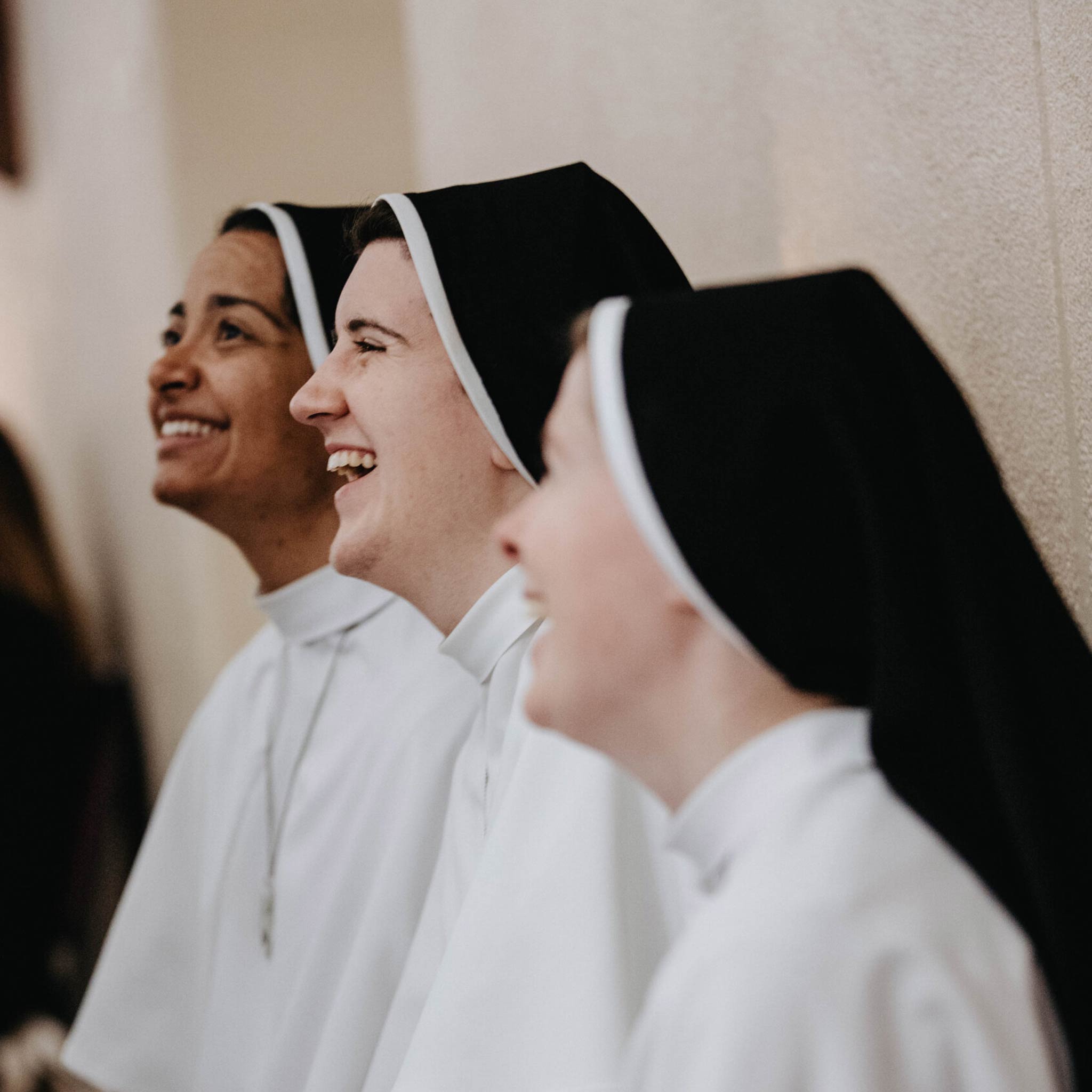 Photo de groupe de nonnes en train de rire
