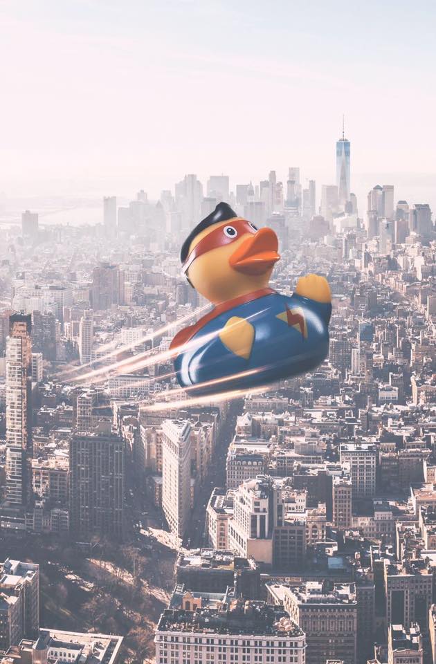 Superheld Badeente fliegt über die Skyline