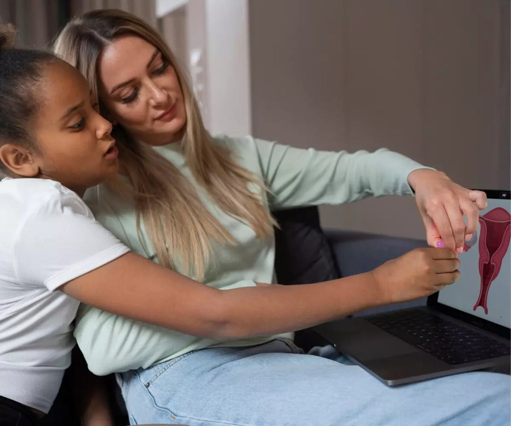 éducation menstruelle, une maman explique à sa fille les premières règles