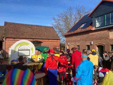 Voller Hof beim Zampern in der Imkerei Grune