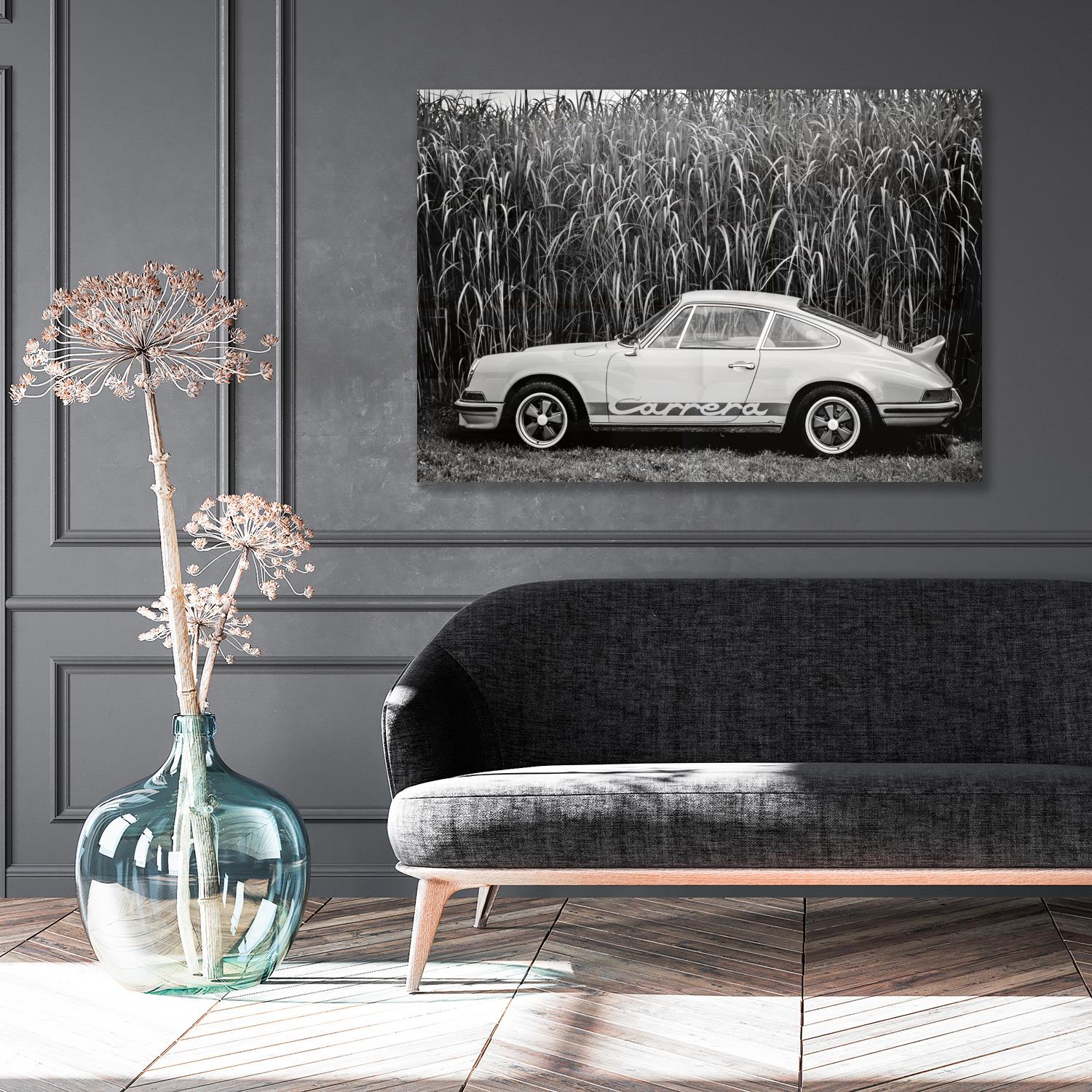 Das Bild zeigt ein Acrylglasbild in einem edlen Zimmer mit einem Porschemotiv.
