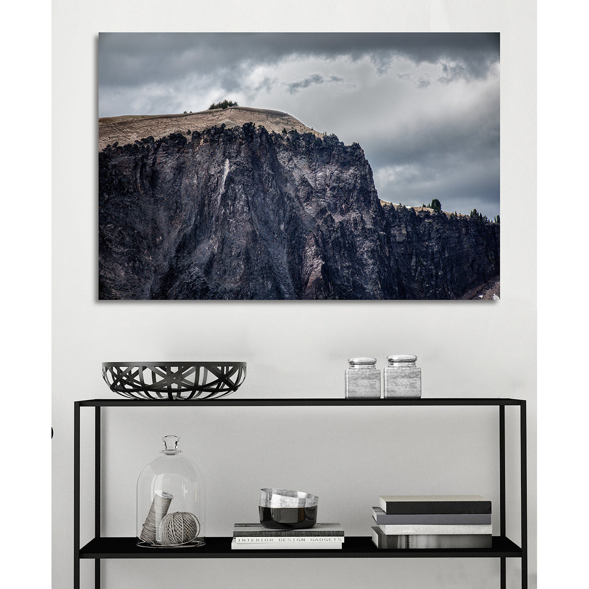 Das Bild zeigt ein Aluminiumbild in einem edlen Zimmer mit einem Berg als Motiv.
