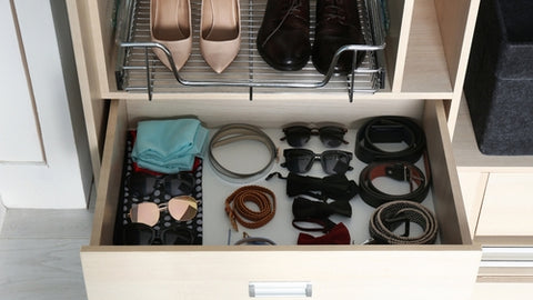 Organizing wardrobe accessories