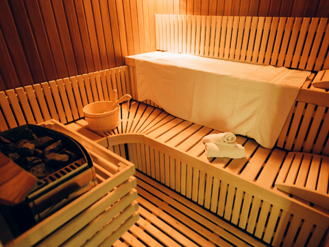 Vu intérieur d'un sauna sec en bois