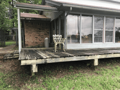 vieux balcon en bois avec plein de taches et de la moisissures d'une maison 