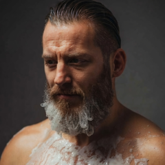 Homem lavando a barba com Shampoo Nottingham