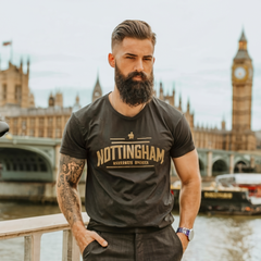 Homem de barba e cabelo bem arrumando utilizando Nottingham e com camisa da Nottingham
