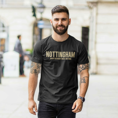 Homem de barba e cabelo bem arrumando utilizando Nottingham e com camisa da Nottingham