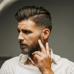 Homem com cabelo modelado pela pomada efeito seco Nottingham