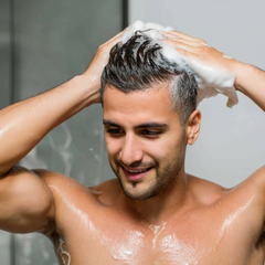 Homem lavando cabelo com shampoo Nottingham