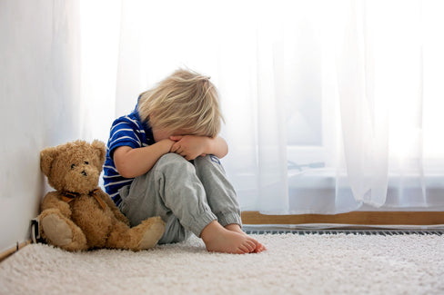 Niño pequeño llorando en el suelo