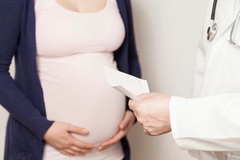 Donna in gravidanza dal dottore per una visita. Scoprire la data di nascita del bambino